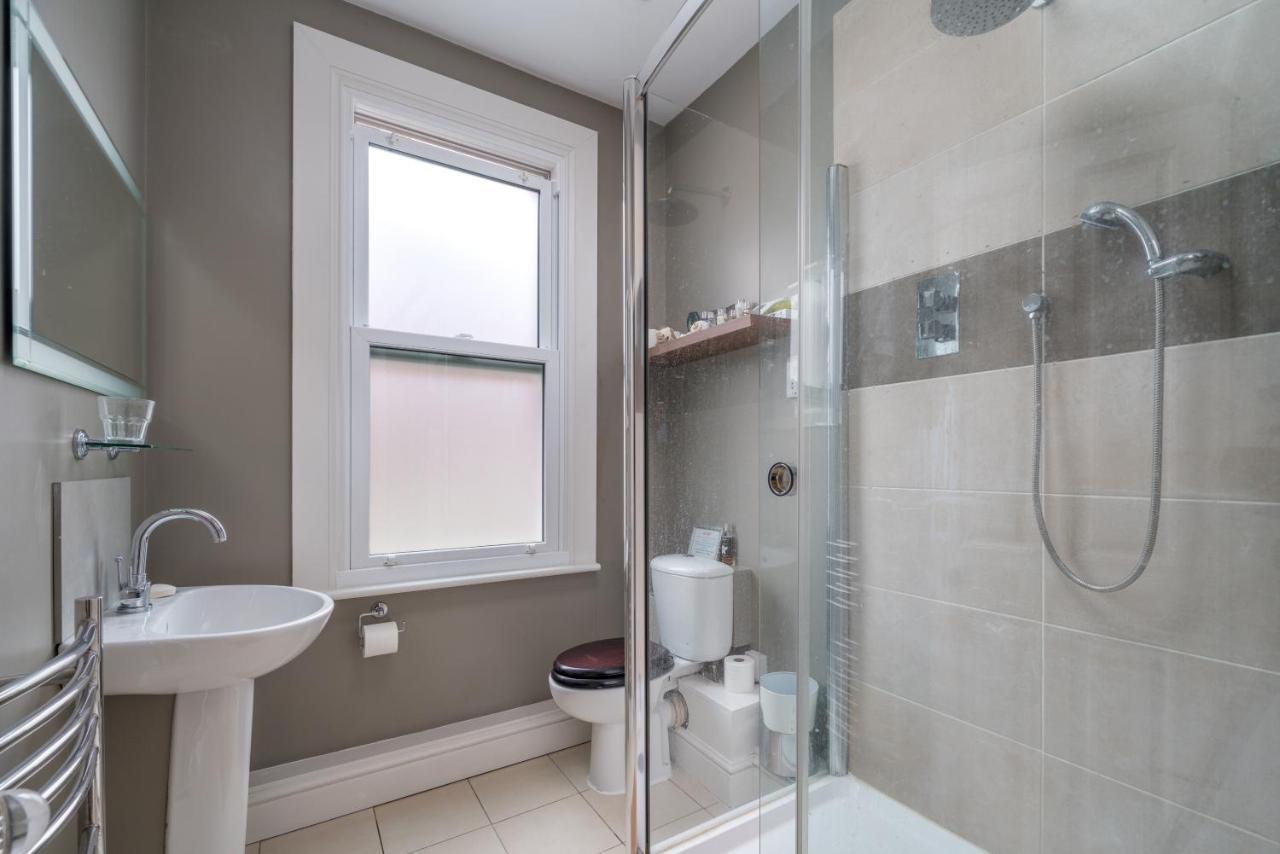 Modern Near Battersea Park * Londra