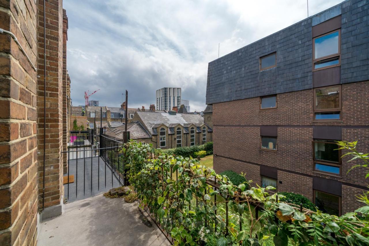 Modern Near Battersea Park * Londra